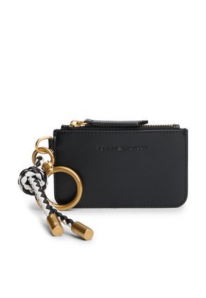 Schwarzer Kartenhalter aus Leder mit goldfarbenen Beschlägen, Reißverschluss und einem geflochtenen Schlüsselanhänger mit weißen und schwarzen Akzenten. Glatte Textur und minimalistisches Design.