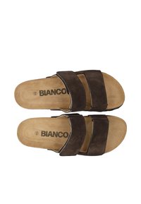 Sandalias de ante marrón con dos correas anchas, una plantilla texturizada y un diseño sencillo. Nombre de la marca "BIANCO" impreso en la plantilla.