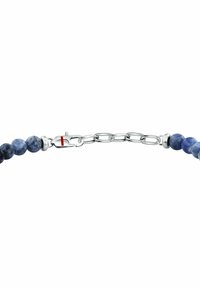 Braccialetto con perline di pietre blu, dettagli in argento e una chiusura con un piccolo particolare rosso; texture liscia e forma delle perline rotonda.
