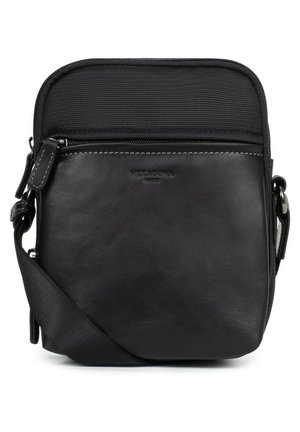 Borsa a tracolla in pelle nera con tasca frontale in nylon testurizzato, chiusura con zip, tracolla regolabile e dettaglio del logo discreto.