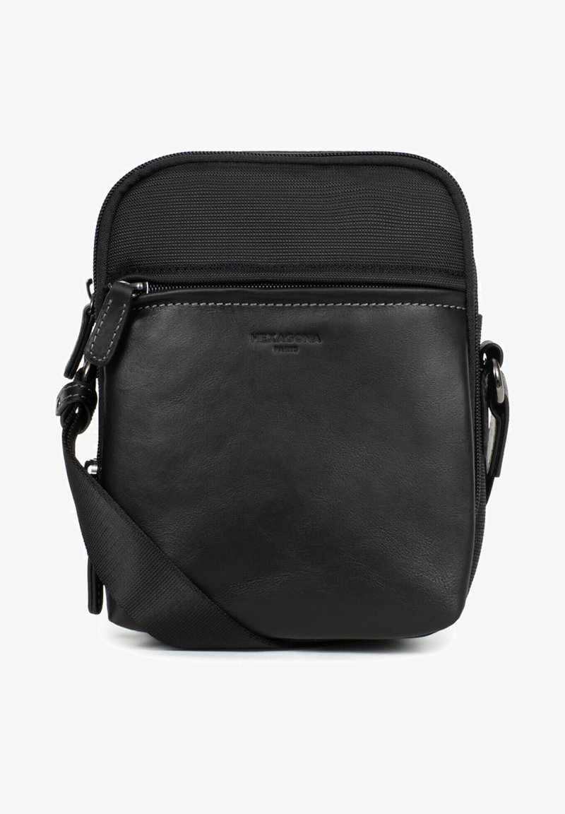 Borsa a tracolla in pelle nera con tasca frontale in nylon testurizzato, chiusura con zip, tracolla regolabile e dettaglio del logo discreto.