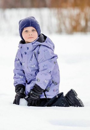 Giacca viola gonfia con motivi animali, guanti neri e berretto di maglia blu navy. Bambino in ginocchio nella neve, indossando pantaloni da neve neri.
