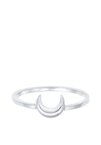 Bague délicate en argent avec une forme lisse de croissant de lune au centre sur un fond blanc.
