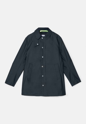 Chaqueta impermeable azul marino con cierre de botones en la parte delantera, dos bolsillos laterales y un acento de color verde en el cuello interior. Corte recto, mangas largas.