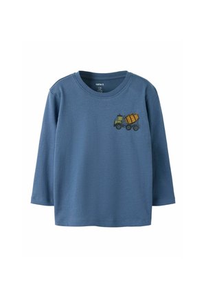 Chemise bleue à manches longues pour enfants avec un petit graphisme de camion malaxeur jaune et vert sur la poitrine gauche.