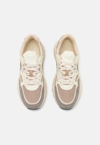 Ein Paar beige und graue GANT-Sneaker aus Netzmaterial und Wildleder mit Schnürsenkeln, von oben auf einem weißen Hintergrund betrachtet.