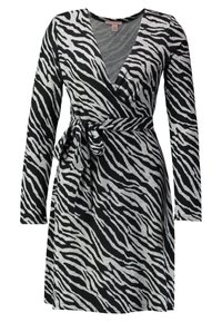 Sukienka kopertowa w szarym kolorze w czarne paski zebry. Posiada długie rękawy, dekolt w serek oraz pasek do związania w talii. Miękka struktura materiału.