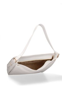Borsa a spalla in pelle bianca con finitura testurizzata, una lunga tracolla regolabile, hardware in tonalità oro e apertura superiore con zip. Fodera interna morbida.