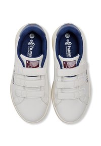 Białe tenisówki na rzepy z gładką, skórzaną cholewką, granatowym wnętrzem i czerwonymi akcentami. Rozmiar 30, wyściółka z wkładką amortyzującą dla komfortu.