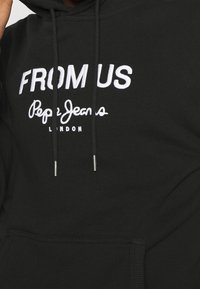 Felpa nera con cappuccio caratterizzata da testo ricamato bianco "FROM US" e "Pepe Jeans LONDON". Include lacci con estremità in metallo e una tasca frontale.