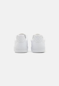 Tommy Hilfiger ELEVATED ESSENT MONOGRAM - Sporta apavi - white