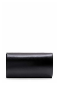 Clutch cilíndrico de cuero negro con una textura suave, sin herrajes visibles ni adornos, con líneas limpias y un diseño minimalista.