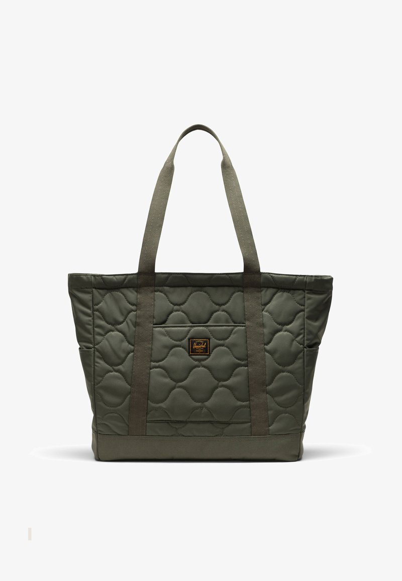 Sac fourre-tout matelassé en olive avec des poignées en tissu gris. Dispose d'une poche avant et d'un motif texturé avec une étiquette de marque.