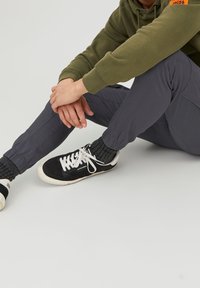 Jack & Jones Reisitaskuhousut - dark grey