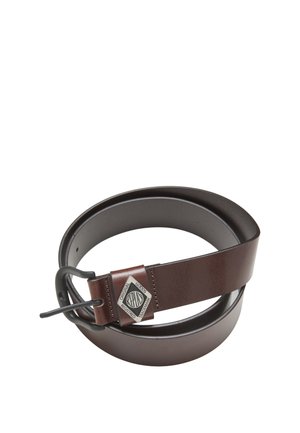 Zwinięty ciemnobrązowy skórzany pasek z czarną, zaokrągloną klamrą i metalową, diamentową plakietką z napisem "Replay Original Goods Registered Trademark."