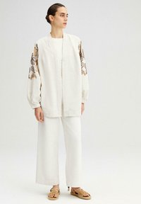 Touché Privé EMBROIDERED - Suvejakk - natural
