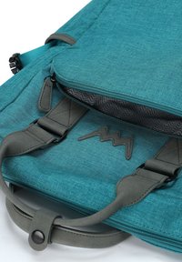 Tyrkysový látkový batoh se šedými akcenty, který má zipový vršek, nastavitelné popruhy a podšívku se zigzagovým vzorem.