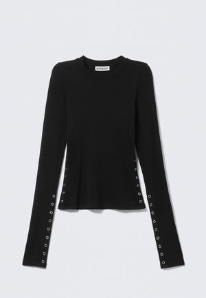 Μαύρο εφαρμοστό πουκάμισο με μακριά μανίκια, με ασημένιες τρύπες κατά μήκος των μανικιών και των πλευρών, στρογγυλή λαιμόκοψη και ετικέτα της μάρκας Weekday στο εσωτερικό του γιακά.