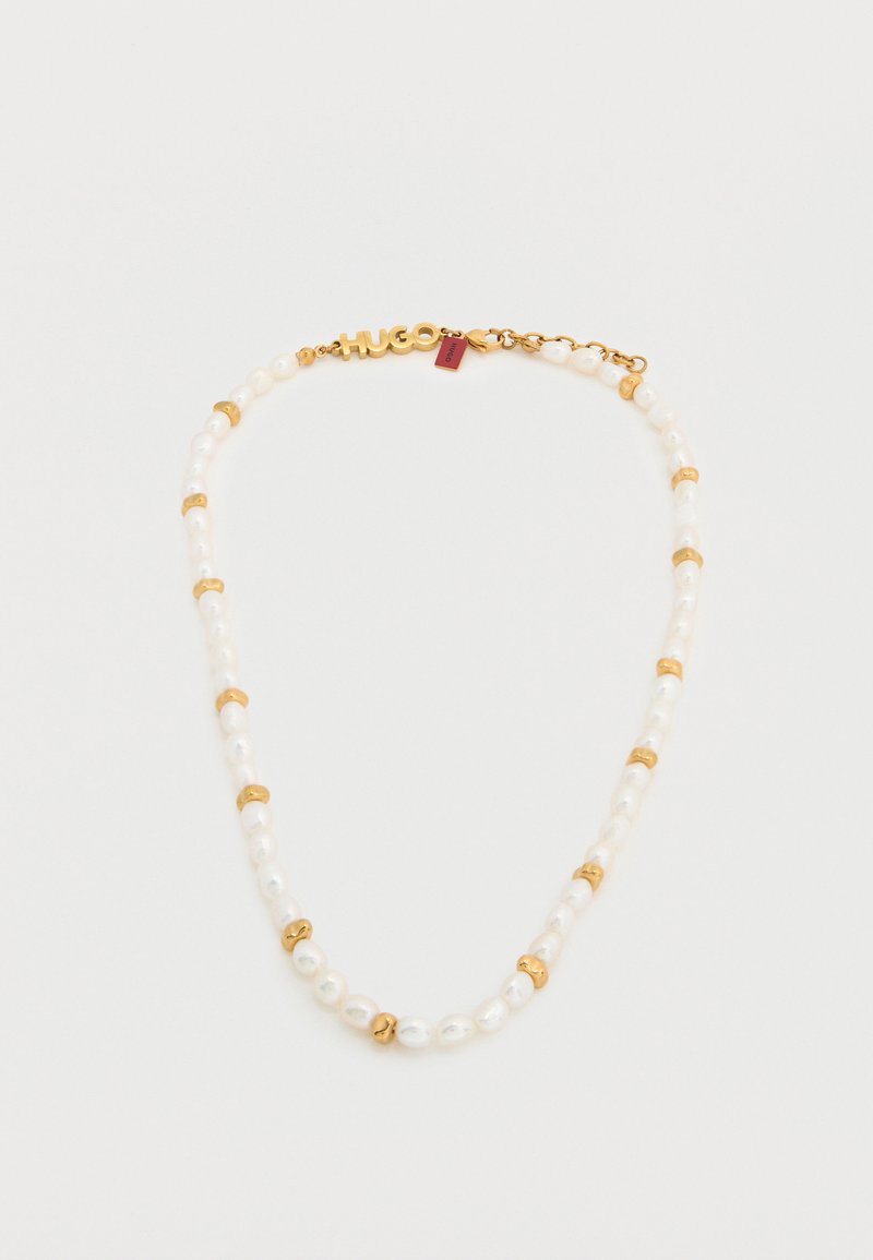 Κολιέ από πέρλες με χρυσές λεπτομέρειες και εναλλασσόμενες χρυσές και περλέ χάντρες. Διαθέτει κούμπωμα με ετικέτα μάρκας και διακριτική λάμψη στις πέρλες.