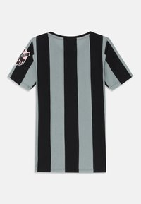 Kortermet skjorte med vertikale svarte og grå striper og et rosa og svart Messi-logo-patch på venstre erme.