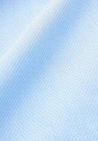 Tissu bleu clair avec un motif texturé géométrique fin. La surface semble lisse, avec un léger éclat et une couleur uniforme dans l'ensemble.