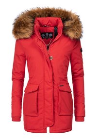 Rød parka-jakke med hætte i imiteret pels, lynlås- og knaplukning, to frontlommer, ribbet manchetter og en let tilspidset talje.