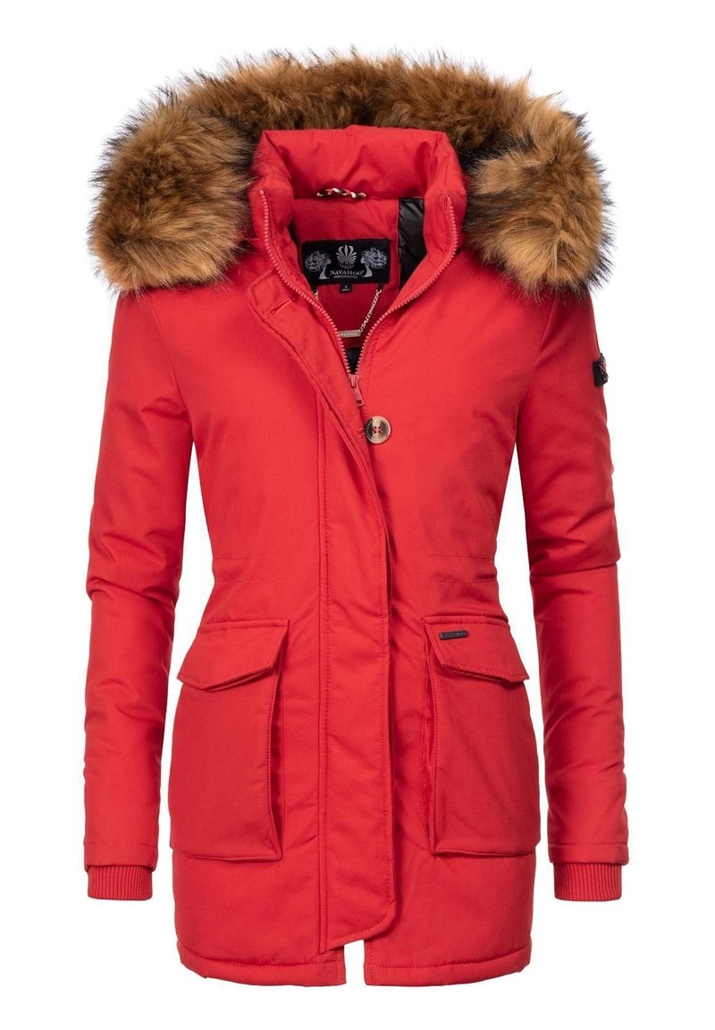 Rød parka-jakke med hætte i imiteret pels, lynlås- og knaplukning, to frontlommer, ribbet manchetter og en let tilspidset talje.