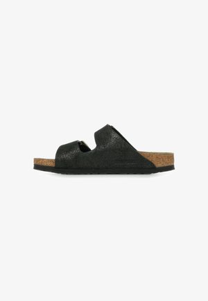 Svart slide-sandal med två breda remmar, en strukturerad överdel och en korkfotbädd. Har en lätt svart sula och en minimalistisk design.