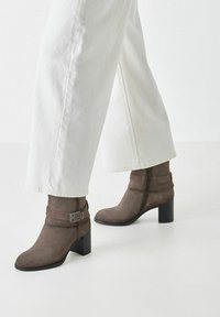 Tamaris Laarzen - taupe