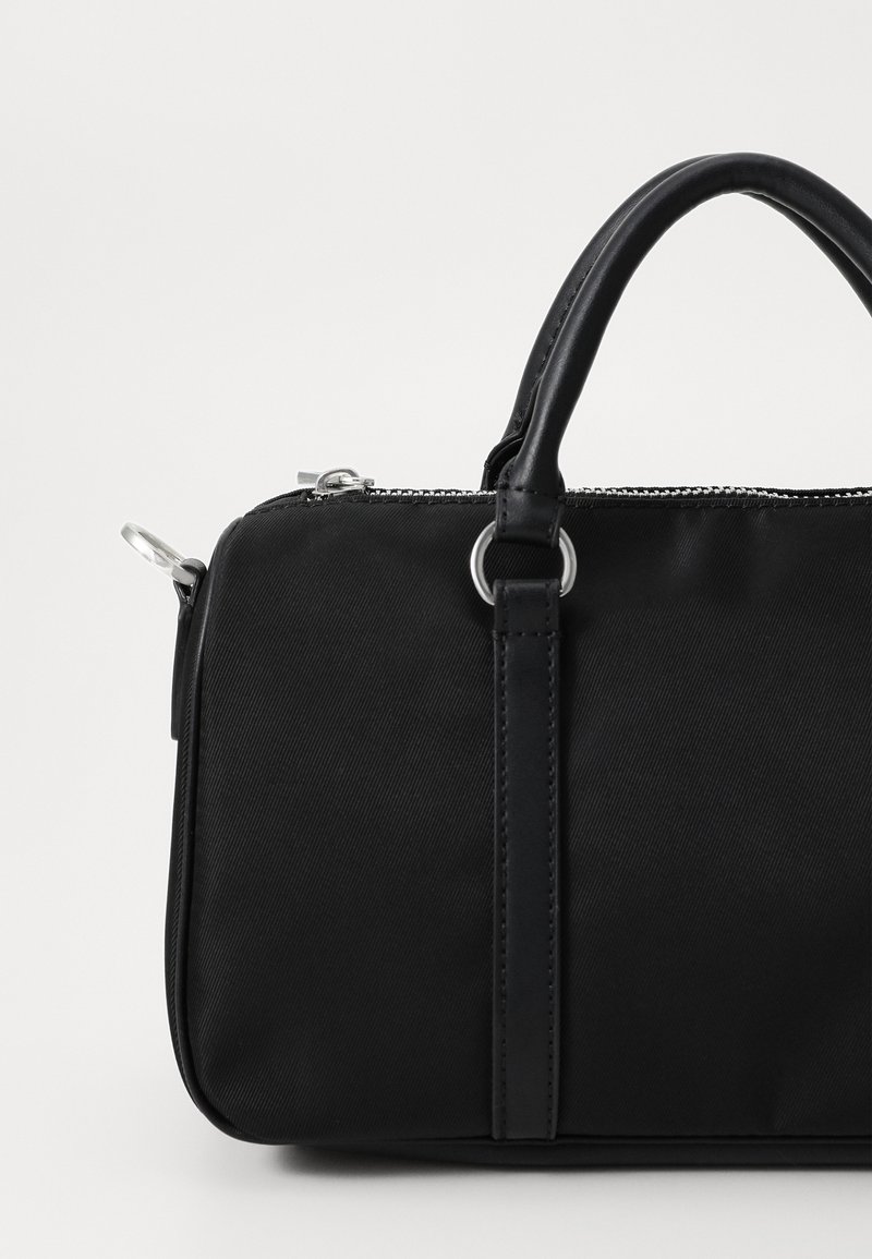 Borsa a mano nera in tessuto con finitura liscia, doppie maniglie, chiusura con zip e dettagli in metallo argentato. Forma rettangolare compatta.