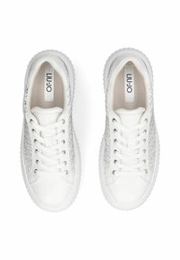 Baskets blanches avec un bout en cuir lisse, des côtés en mesh présentant un motif gris subtil, et une semelle en caoutchouc blanche. Système de laçage standard.