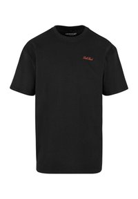 Sort kortærmet t-shirt lavet af bomuld. Har rødt broderet tekst "BallHud" på venstre brystområde. Klassisk rund hals design.