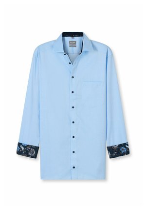 Himmelblaues Langarmshirt mit schwarzen Knöpfen, einer aufgenähten Tasche und kontrastierenden floral gemusterten Manschetten in dunklen Tönen.