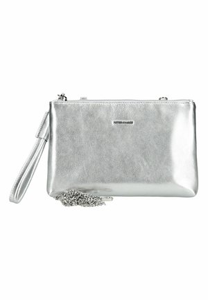 Pochette rectangulaire argentée avec fermeture éclair et bandoulière chaîne amovible sur fond blanc.