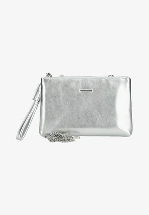 Sølv rektangulær håndledsclutch med lynlåslukning og aftagelig kæderem på hvid baggrund.