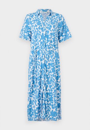 Vestido camiseiro de manga curta em padrão floral azul e branco, apresentando fecho de botões, colarinho, cinto na cintura e bainha até ao joelho. Textura de tecido suave.