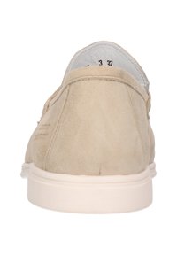 Scarpe slip-on in suede beige con colletto imbottito e suola in gomma bianca. Il retro presenta dettagli di cucitura sottili e una forma arrotondata.