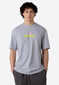 Szara bawełniana koszulka z krótkim rękawem. Na froncie kolorowy nadruk z napisem "EXPEDITION" w kolorach zielonym i różowym. Luźny krój.