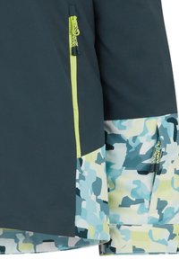 Giacca impermeabile con tessuto verde scuro, zip verde chiaro con un tirante testurizzato e un polsino con un motivo camouflage colorato.