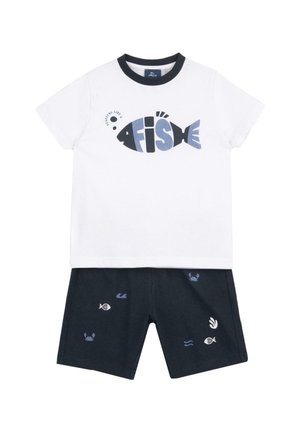 Weißes kurzärmeliges Hemd mit schwarzem Kragen und Fischmotiv, kombiniert mit schwarzen Shorts, die mit Symbolen von Fischen, Krebsen und Meereswellen verziert sind.