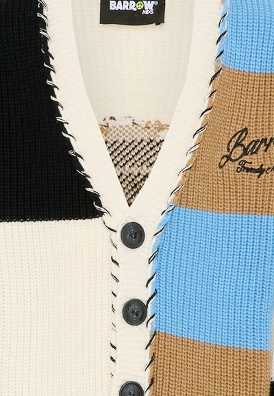 Cardigan lavorato a maglia in nero, bianco, blu e marrone con motivi testurizzati. Presenta una chiusura frontale con bottoni, scollo a V e cuciture a contrasto.