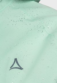 Wasserabweisender mintgrüner Jackenstoff mit hydrophoben Tropfen. Verfügt über ein dunkles Logo-Design auf der Oberfläche des Materials.
