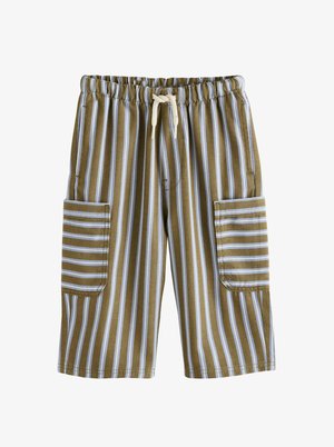 Pantaloni scurți până la genunchi cu dungi verticale oliv și albe, talie elastică cu șnur bej și două buzunare cargo laterale dreptunghiulare cu dungi orizontale.