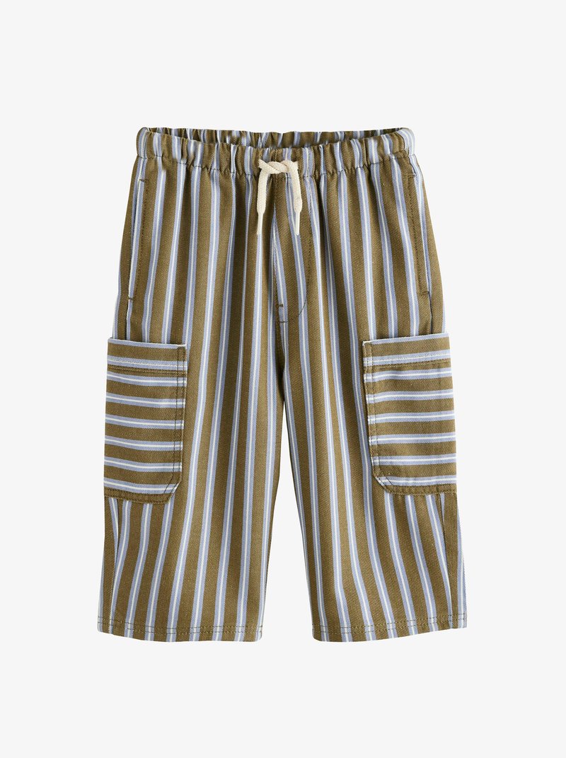 Shorts mi-cuisse à rayures verticales olive et blanches, taille élastique avec cordon beige et deux poches cargo rectangulaires sur les côtés avec des rayures horizontales.