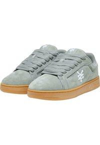 Grå semskede sneakers med rund tå, flad gummisål og hvidt logo på ydersiden. Har teksturerede snørebånd og forstærkede sømme.