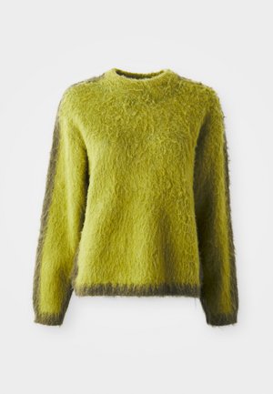 Suéter verde difuso con un corte holgado. Presenta acentos verde oscuro a lo largo del dobladillo y las mangas, mostrando un material suave y texturizado.