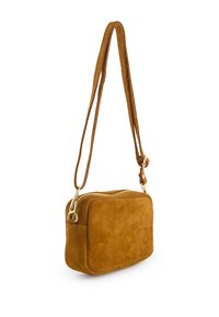 Brun ruskind crossbody taske med en rektangulær form, guld lynlåsdetalje og en tofarvet rem. Blød tekstur, minimalistisk design.