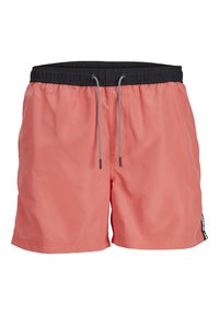 Koraal zwemshorts met een zwarte elastische tailleband en trekkoord, gemaakt van een gladde, lichtgewicht stof en voorzien van zijzakken voor gemak.