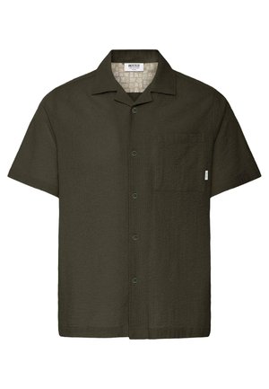 Chemise courte à manches courtes vert olive foncé avec col à crans, poche poitrine devant et étiquette en tissu sur la couture de la poche.