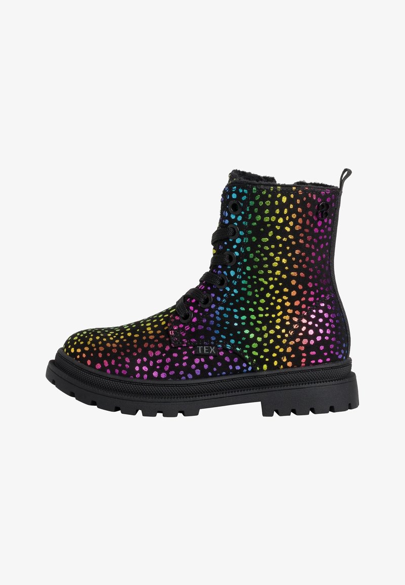 Zwarte combatboot met regenboogkleurige stippen, zwarte veters, robuuste zool en lus aan de achterkant.